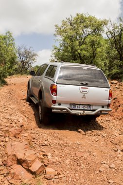 Dört Tekerli araç Mitsubishi Triton off-road iz yapıyor.