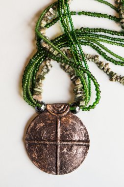 Afrika moda geleneksel etnik boncuk Takı Kolye metal zincir ile.