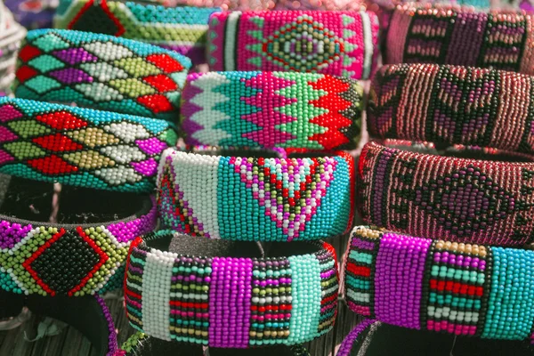 Africanos tradicionales hechos a mano pulseras de perlas de colores brillantes, pulseras . — Foto de Stock