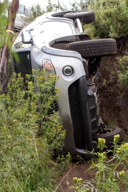 Off-road iz yaparken araba Mitsubishi Triton takla.