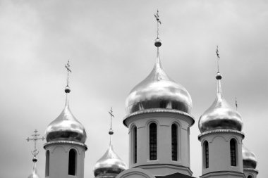 Rus Ortodoks Kilisesi Güney Afrika'da altın kubbe önce yağmur.