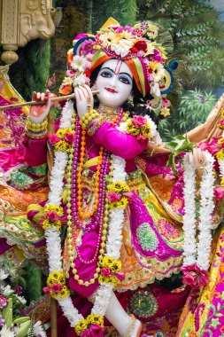 Hindu tanrısı Krishna. Parlak renkli heykel kompozisyon.