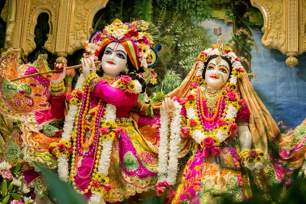 O deus hindu Krishna com sua esposa Radha. Escultura colorida brilhante Fotos De Bancos De Imagens Sem Royalties