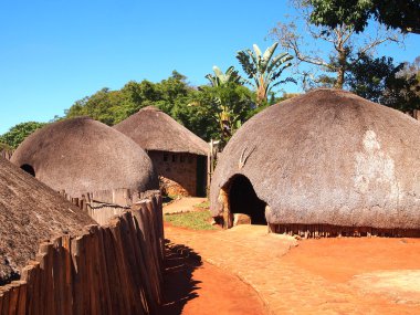 Geleneksel Zulu saman kulübe rondavels. Köy Kwazulu-Natal, Güney Afrika. 