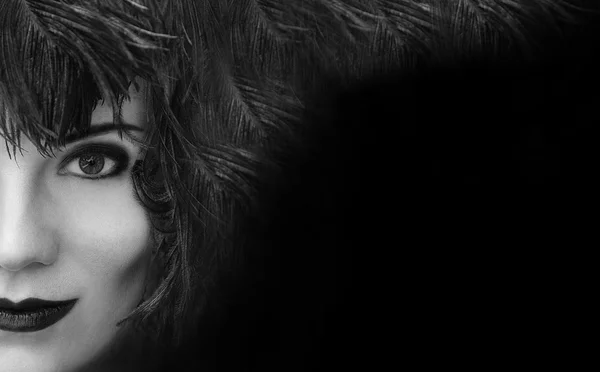 Portrait of girl in black feather headdress. Smoky eyes make-up. — Stock Photo, Image