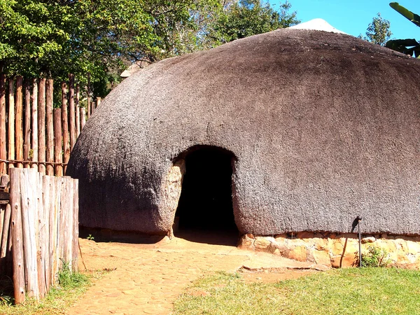 Cabañas de paja tradicionales zulú rondavels. Pueblo en KwaZulu-Natal, Sudáfrica . — Foto de Stock