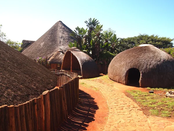 Cabañas de paja tradicionales zulú rondavels. Pueblo en KwaZulu-Natal, Sudáfrica . — Foto de Stock