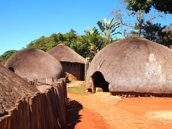 Geleneksel Zulu saman kulübe rondavels. Köy Kwazulu-Natal, Güney Afrika. Stok Fotoğraf