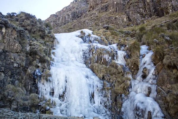 Cachoeira congelada. Rio Gelo. Sani Pass - passagem de montanha entre as fronteiras da África do Sul e Lesoto. Inverno em África . Imagens De Bancos De Imagens