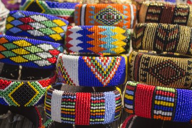 Güney Afrika'da yerel zanaat Pazar. Benzersiz el yapımı renkli boncuk bilezik, bilezik. İşçilik. Afrika moda. Geleneksel süs, Aksesuar.