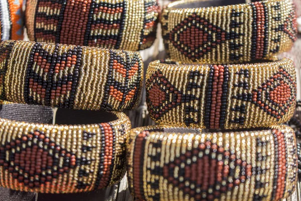Mercado local de artesanía en Sudáfrica. Pulseras de perlas coloridas hechas a mano únicas. Artesanía. Moda africana. Accesorios tradicionales . — Foto de Stock