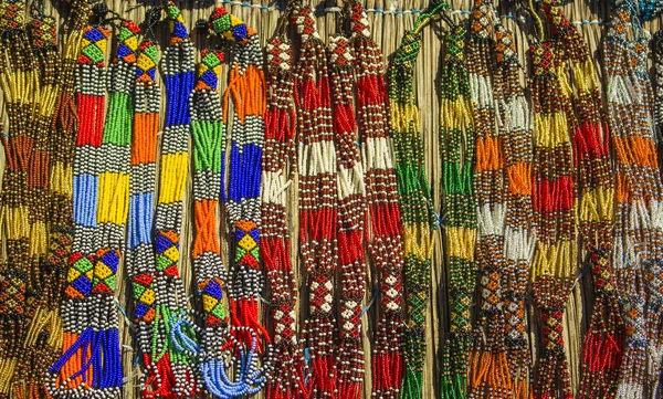 Tradiční etnické africké ručně vyráběné barevné korále náhrdelníku. Jedinečná umělecká práce. Lokální řemeslný trh v Jižní Africe. — Stock fotografie