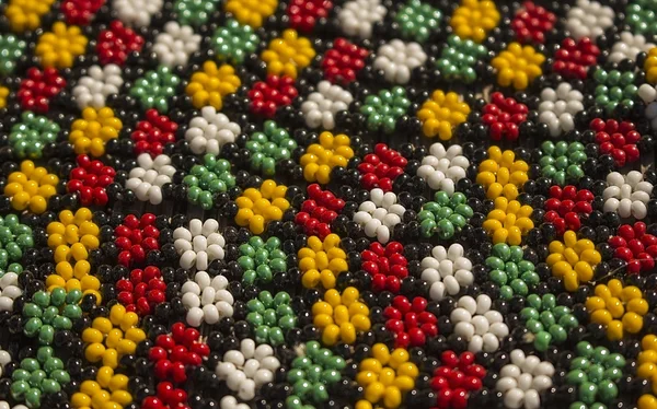 Africano tradizionale etnico fatto a mano perline colorate braccialetti, collane ornamento. Artigianato. Sud Africa. Mercato locale dell'artigianato . — Foto Stock