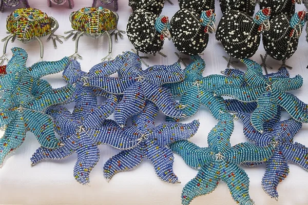Afrikai hagyományos kézzel készített színes gyöngyök játékok állatok, — Stock Fotó