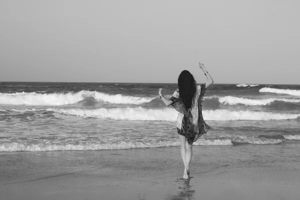 Menina morena em túnica vermelha, pulseiras de ouro entrando no Oceano Índico. Romance. Estilo boho boêmio. Sonhando . — Fotografia de Stock