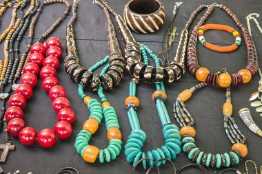 Afrika geleneksel el yapımı parlak renkli boncuklar bilezikler, Kolyeler, kolye. İşçilik. Afrika moda. Geleneksel süsleme aksesuarları.