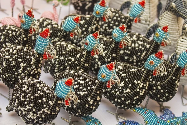 Africanos tradicionales hechos a mano colorido perla alambre juguetes animales aves . — Foto de Stock