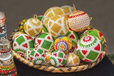 Afrika geleneksel renkli el yapımı boncuk oyuncakları toplar. Noel
