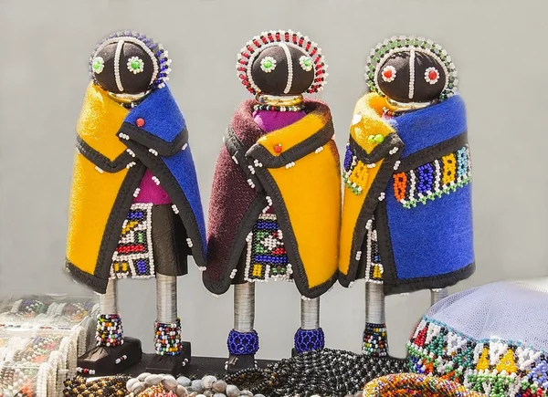 Afrikanische handgemachte Stoffpuppen. bunte Perlen, Stoffkleidung. lokaler Kunsthandwerkermarkt in Südafrika. Ethnische Tracht des Stammes sesotho, basotho — Stockfoto