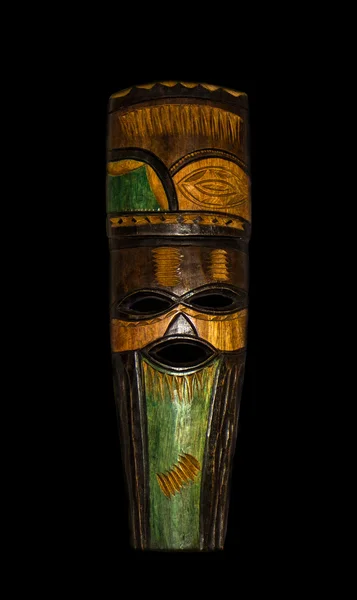 Máscara étnica ritual tribal hecha a mano de madera sobre fondo negro. Sudáfrica. Artesanía. Recuerdos . — Foto de Stock