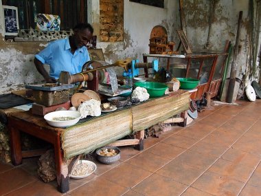 Perdah kuyumcu mücevher raw işleme atölyesinde yapıyor. İşçilik. Değerli taşlar parlatma Antik Sanat.