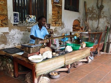 Perdah kuyumcu mücevher raw işleme atölyesinde yapıyor. İşçilik. Değerli taşlar parlatma Antik Sanat.