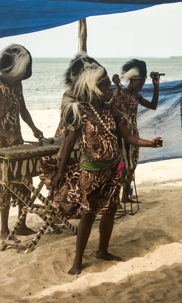 People Bantu nation from the local tribe wearing ethnic clothes  dancing on the beach of Kwale island. — Stock Photo, Image