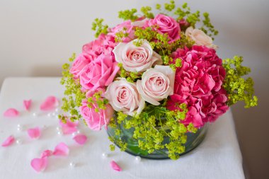 Masadaki vazoda pembe çiçekler.