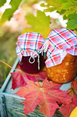 Kavanozun içinde ev yapımı meyve reçeli