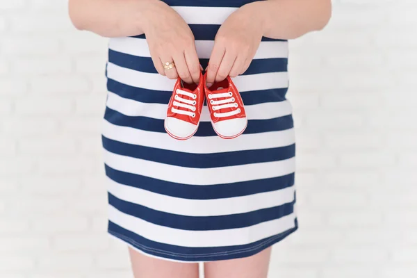 Wanita hamil dengan sepatu bayi — Stok Foto