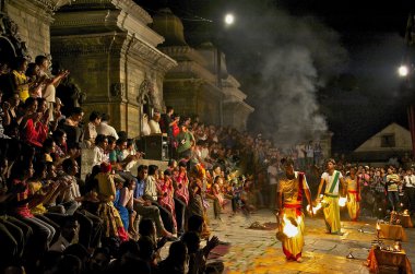 Nepal vücutta yanma açılış töreninde törensel dans