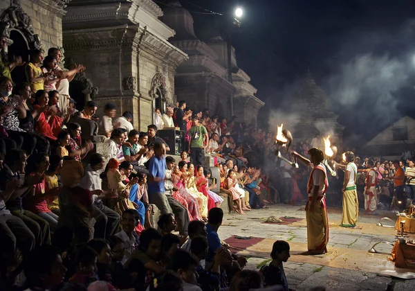 Nepal, eski bir gelenek derin ölen kişinin kızı yaktılar vücutta yanma açılış töreninde törensel dans