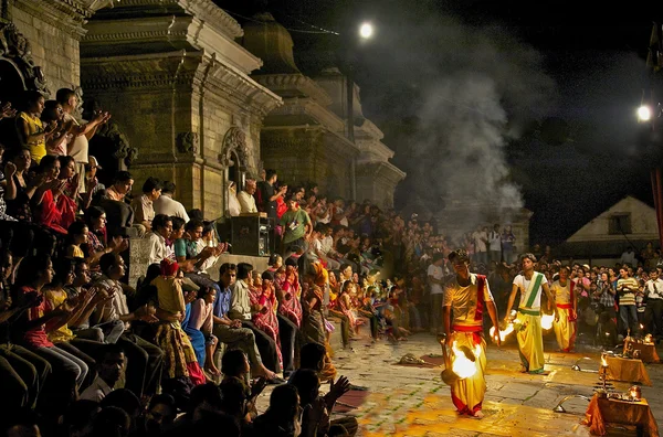 Rituální tanec v zahajovací slavnost pálení těla v Nepálu — Stock fotografie