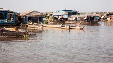 Ev liman. Dört bot su Tonle Sap Gölü Kamboçya'daki bir kasabada küçük bir evde Park.