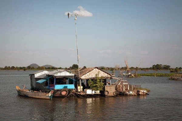 Casa individual en el medio del lago con la antena construida lejos de las calles principales y barrios en el agua — Foto de Stock