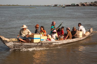 Piyasadan su üzerinde dönen insanlar.