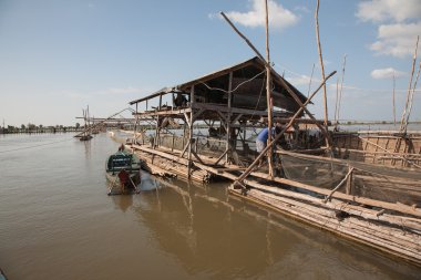 Endüstriyel Balık tutma-balık tutmak için kooperatif Tonle Sap Gölü Kamboçya'da yapılar.