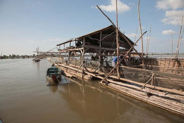 Edificios y estructuras para la cooperativa de pesca industrial en el lago Tonle Sap en Camboya . — Foto de Stock