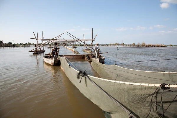 Facilities for industrial fishing fishing cooperative on Tonle Sap Lake in Cambodia. — Stock Photo, Image