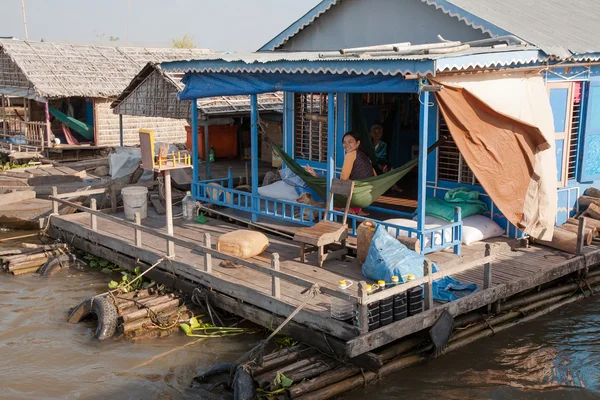 En la terraza de la casa del pueblo en el lago Tonle Sap agua en Camboya en una hamaca relajante familia . —  Fotos de Stock