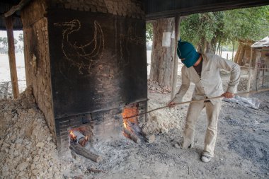 Yaşlı çocuk boğuluyor, isli, fırın yerleştirerek ahşap ve yangın düzeltir