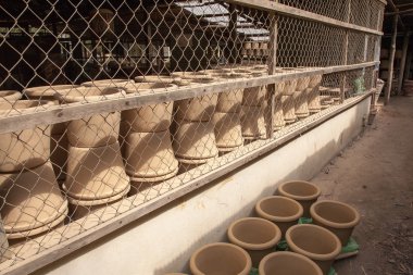 Tencere ile bir yığın yığın hisse senedi gölgede durmak için sonra