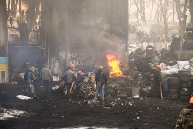 Lastikler vulitsy eksi 15 ateşe tarafından ısıtılan devrimciler barikat yakıyorlar