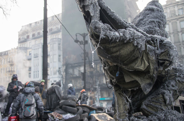 Памятник Анатолию Лобановскому, тренеру киевского "Динамо", завернутому в ткань на баррикаде перед стадионом "Динамо", Революционное достоинство, Украина, Киев
,