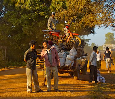 Vücut küçük araba çanta, cep, kontrol ve hatta bir motosiklet ile dolu. At break durun. Kamboçya. Kasım 24, 2009