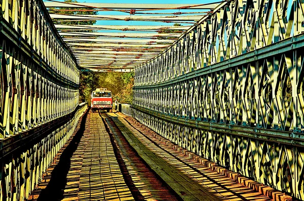 Отримати Автомобіль Мосту Навантаженого Автомобіля Камаз Входить Вузький Міст Залізобетонних — стокове фото