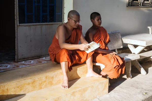 승려는도 벤치에 승려의 분기입니다 벤치에 휴식을 스님은 2009 프놈펜 로열티 프리 스톡 사진