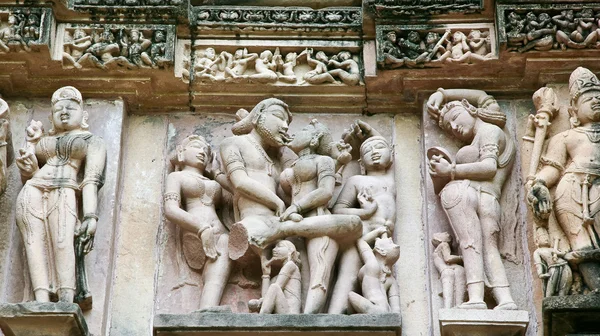 Bas seviyorum. Tapınak Lakshmana fresk sahneleri erotik ilişkilerin görüntülenir. Kama Sutra koleksiyonunda yer bazı sahneler. Bas-reliefs ve duvar resimleri Temple of Love Hindistan, 02 Eylül 2006: Khajuraho, tapınaklar