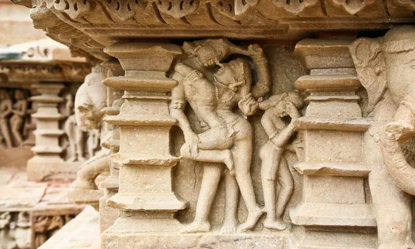 Amor de cena. Os afrescos do templo Lakshmana exibiu cenas eróticas homem, mulher abraçando. Os baixos-relevos e murais no Templo do Amor na Índia, 02 de setembro de 2006: Os templos em Khajuraho — Fotografia de Stock