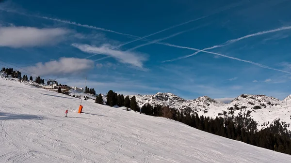 Rovin na obloze nad Alpy — Stock fotografie